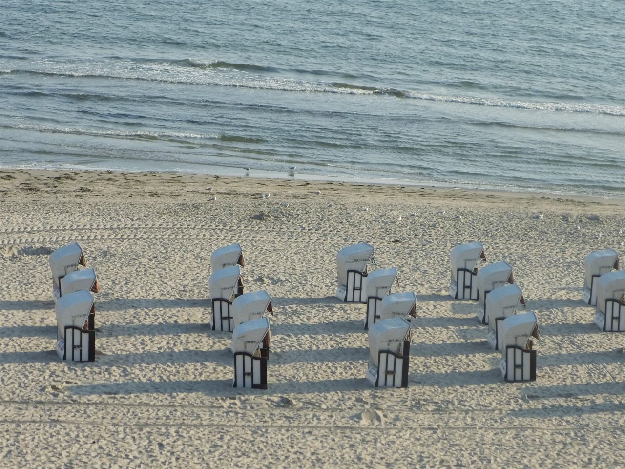 Strandkörbe am weißen Sandstrand von Baabe mit Blick auf die Ostsee