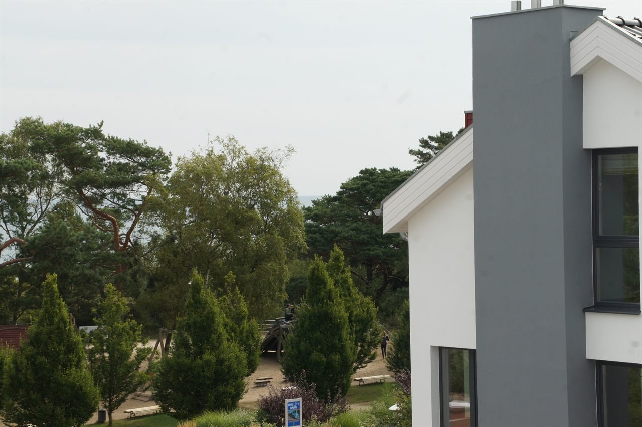 Blick vom Balkon über Kiefern und Gärten in Richtung Ort Baabe
